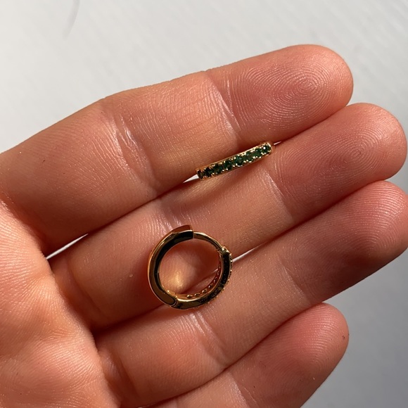 Zara minimalist green hoop mini earrings - Picture 3 of 3